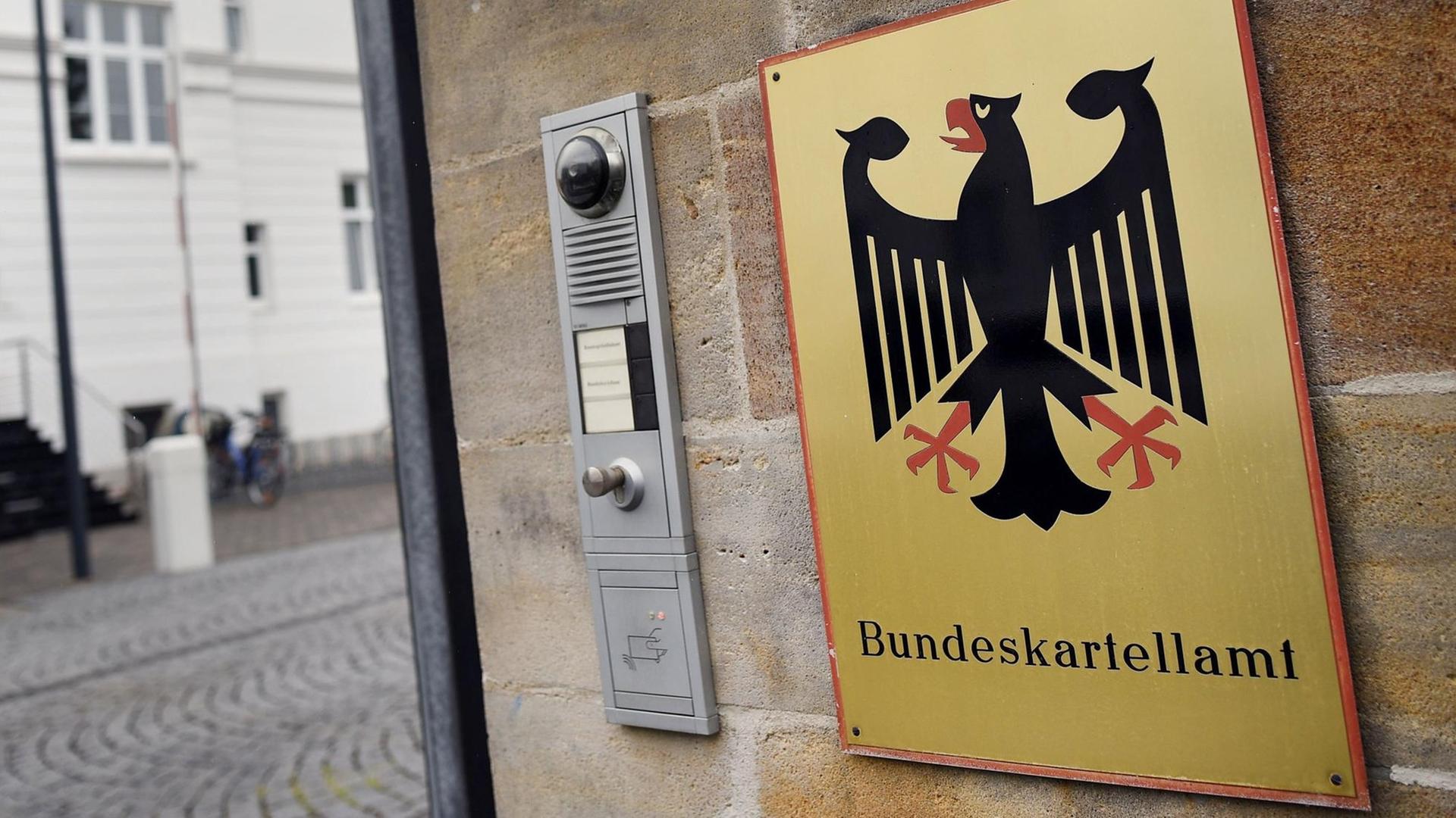 Ein Schild weist auf den Eingang zum Bundeskartellamt hin. Ein Schild weist auf den Eingang zum Bundeskartellamt hin.