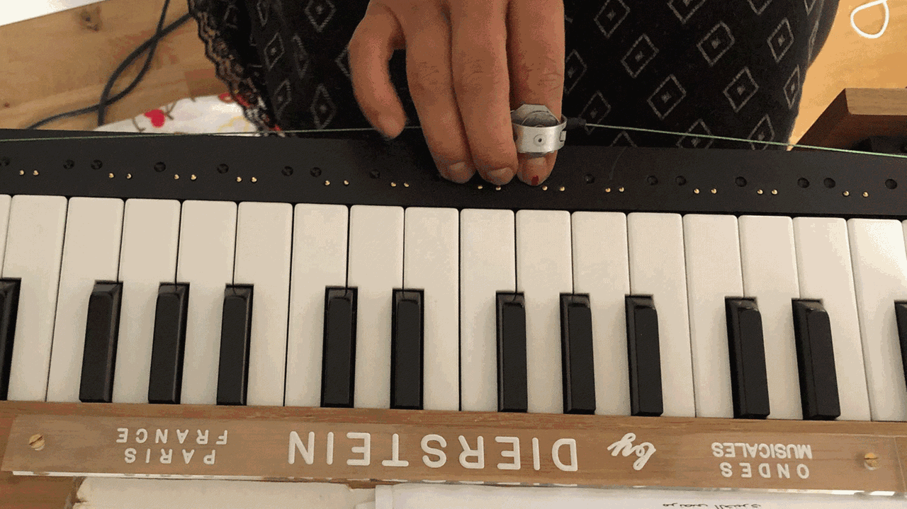 Eine junge Frau testet einen Ondes Martenot. Eine junge Frau testet einen Ondes Martenot.
