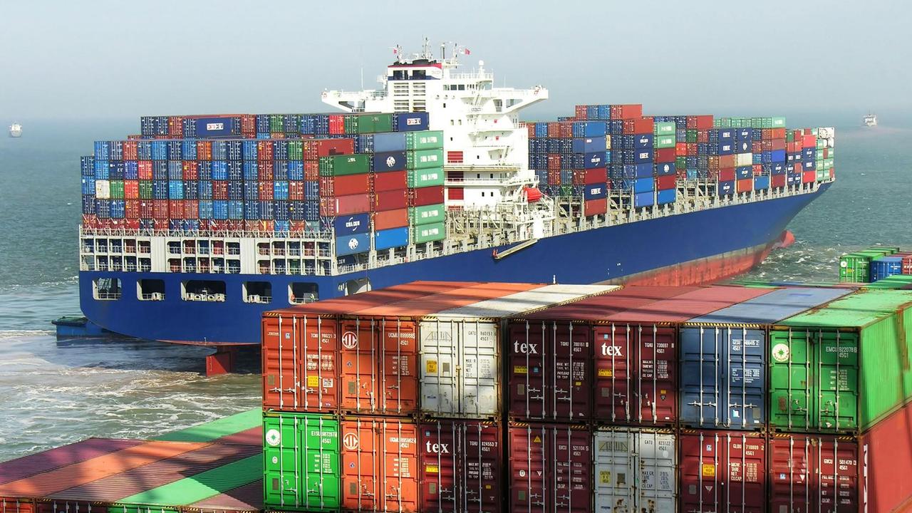 Beladenes Schiff im Containerhafen in Shanghai in China Beladenes Schiff im Containerhafen in Shanghai in China