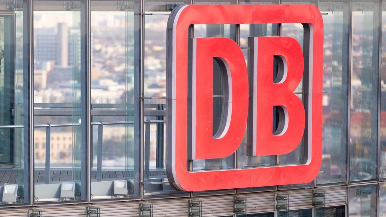 Der Deutsche Bahn Tower in Berlin mit dem DB-Logo in Rot Der Deutsche Bahn Tower in Berlin mit dem DB-Logo in Rot