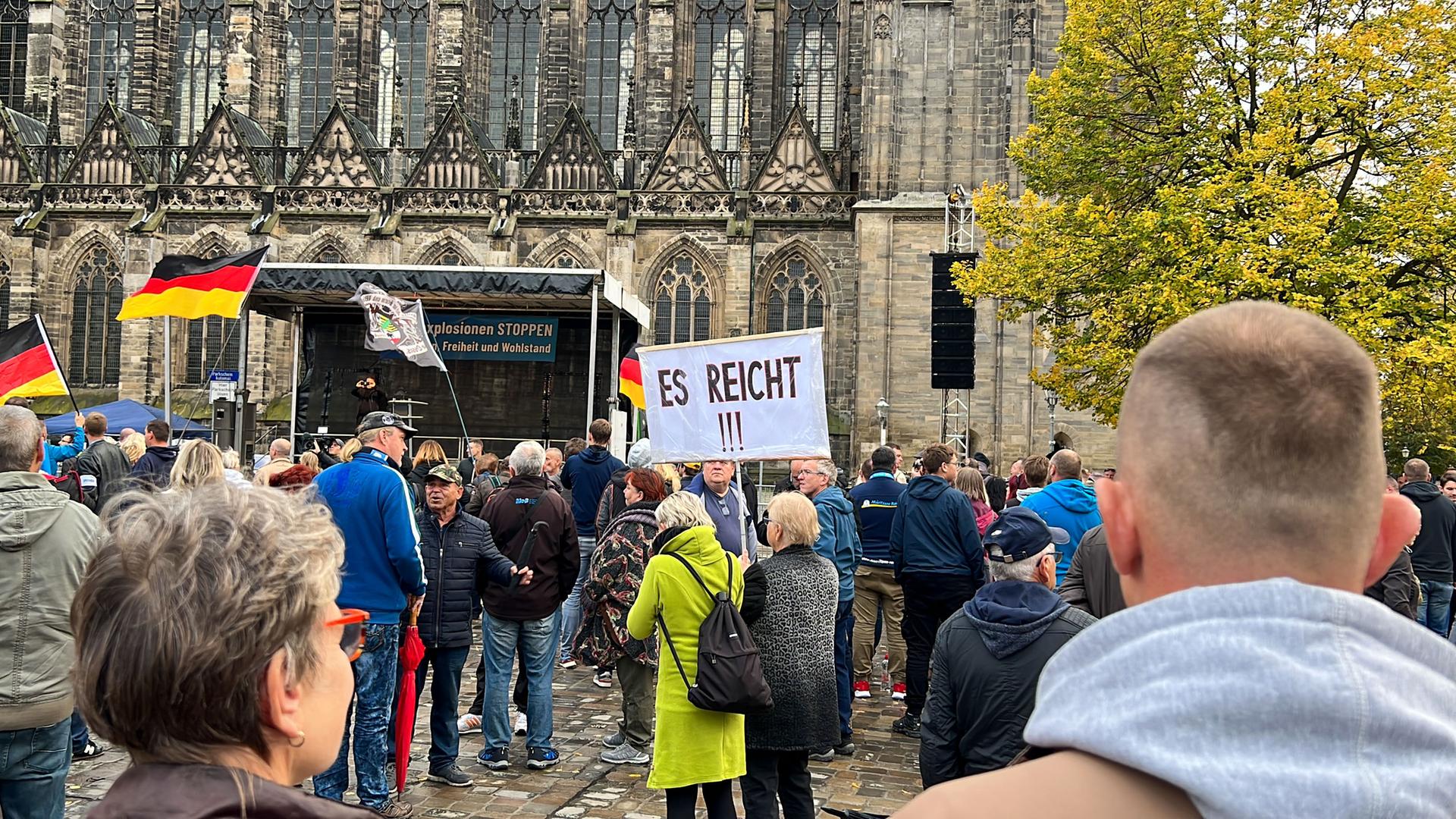 "Es reicht !!!" steht auf einem Transparent, das Demonstranten bei einer Kundgebung durch die Innenstadt tragen. Mehrere tausend Menschen hatten sich am langen Wochenende zum Tag der Deutschen Einheit in verschiedenen ostdeutschen Städten zu Protesten versammelt. Die Demonstrationen richteten sich beispielsweise gegen die aktuelle Politik der Bundesregierung, die Inflation, den Krieg in der Ukraine und die Corona-Maßnahmen. "Es reicht !!!" steht auf einem Transparent, das Demonstranten bei einer Kundgebung durch die Innenstadt tragen. Mehrere tausend Menschen hatten sich am langen Wochenende zum Tag der Deutschen Einheit in verschiedenen ostdeutschen Städten zu Protesten versammelt. Die Demonstrationen richteten sich beispielsweise gegen die aktuelle Politik der Bundesregierung, die Inflation, den Krieg in der Ukraine und die Corona-Maßnahmen.