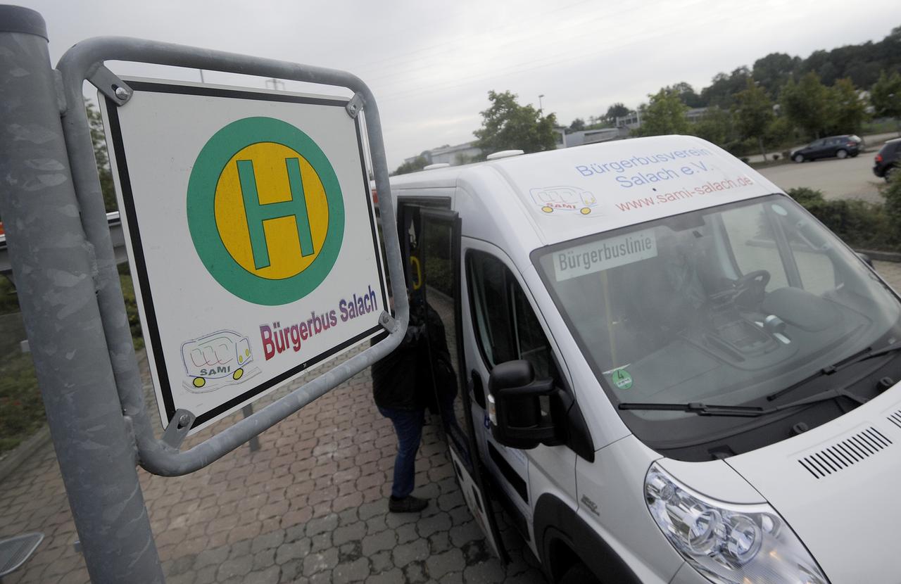 Ein Bürgerbus in Salach (Baden-Württemberg) hält an einer eigens eingerichteten Bushaltestelle. Ein Bürgerbus in Salach (Baden-Württemberg) hält an einer eigens eingerichteten Bushaltestelle.