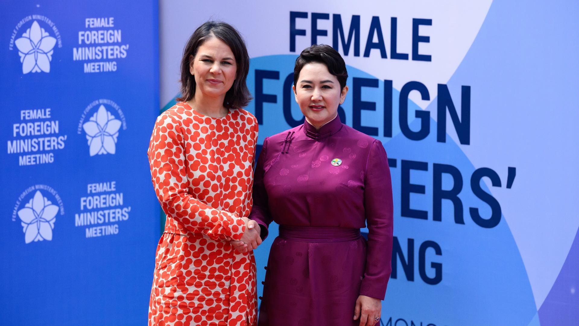 Mongolei, Ulan Bator: Bundesaußenministerin Annalena Baerbock ist vor dem "Treffen der Außenministerinnen" Begrüßung im Regierungsgebäude der Mongolei durch Batmunkh Battsetseg, Außenminister der Mongolei. Mongolei, Ulan Bator: Bundesaußenministerin Annalena Baerbock ist vor dem "Treffen der Außenministerinnen" Begrüßung im Regierungsgebäude der Mongolei durch Batmunkh Battsetseg, Außenminister der Mongolei.