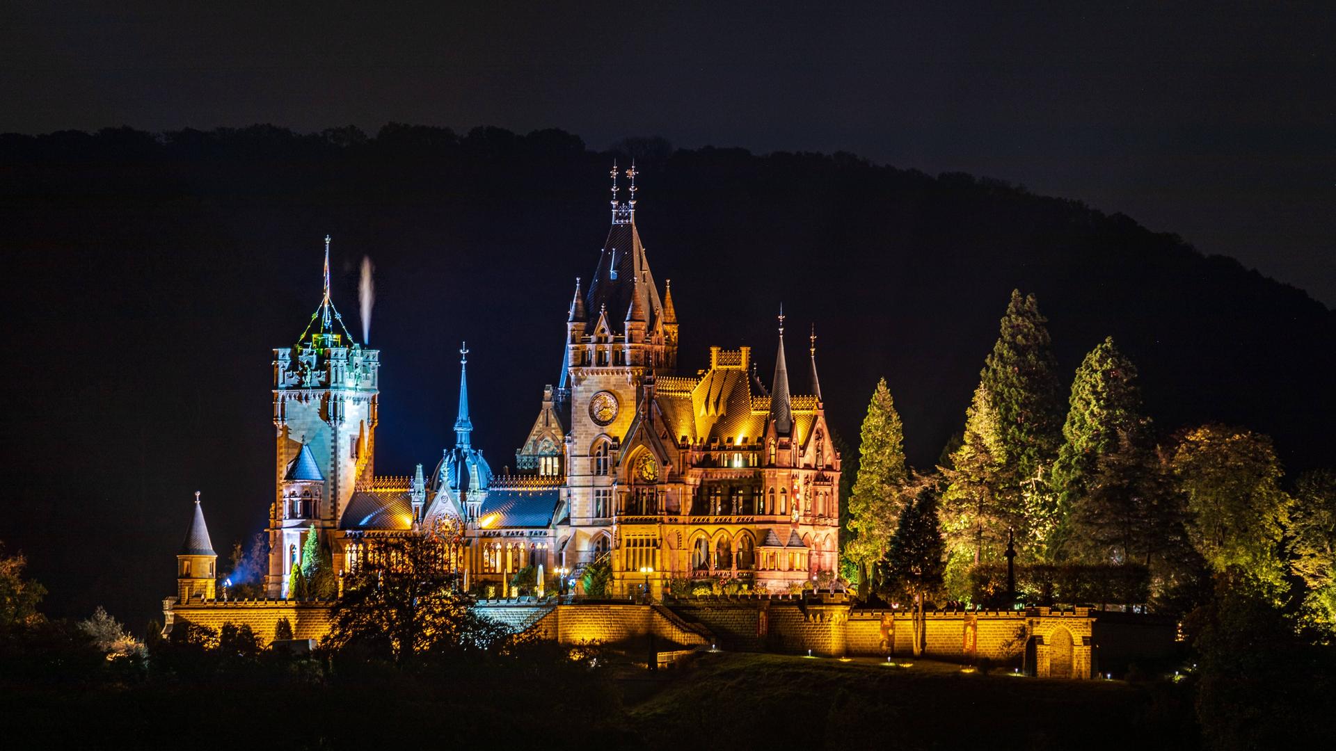 Die beleuchtete Drachenburg bei Nacht im Siebengebirge bei Königswinter. Aufgenommen aus Rodderberg. Die beleuchtete Drachenburg bei Nacht im Siebengebirge bei Königswinter. Aufgenommen aus Rodderberg.
