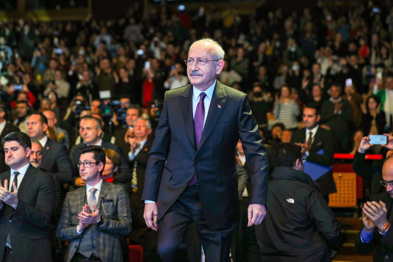 Kemal Kilicdaroglu, Vorsitzender der sozialdemokratischen CHP, tritt gegen Präsident Recep Tayyip Erdogan an. Er steht mit dem Rücken gewandt vor einer Menschenmenge, die applaudiert. Kemal Kilicdaroglu, Vorsitzender der sozialdemokratischen CHP, tritt gegen Präsident Recep Tayyip Erdogan an. Er steht mit dem Rücken gewandt vor einer Menschenmenge, die applaudiert.