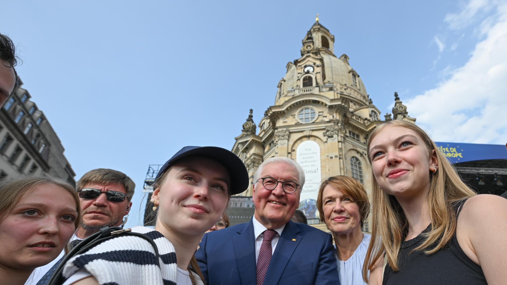 Bundespräsident Frank-Walter Steinmeier und seine Frau Elke Büdenbender sprechen beim Europäischen Jugendfestival "Europatag" auf dem Neumarkt vor der Frauenkirche mit Jugendlichen. Bundespräsident Frank-Walter Steinmeier und seine Frau Elke Büdenbender sprechen beim Europäischen Jugendfestival "Europatag" auf dem Neumarkt vor der Frauenkirche mit Jugendlichen.