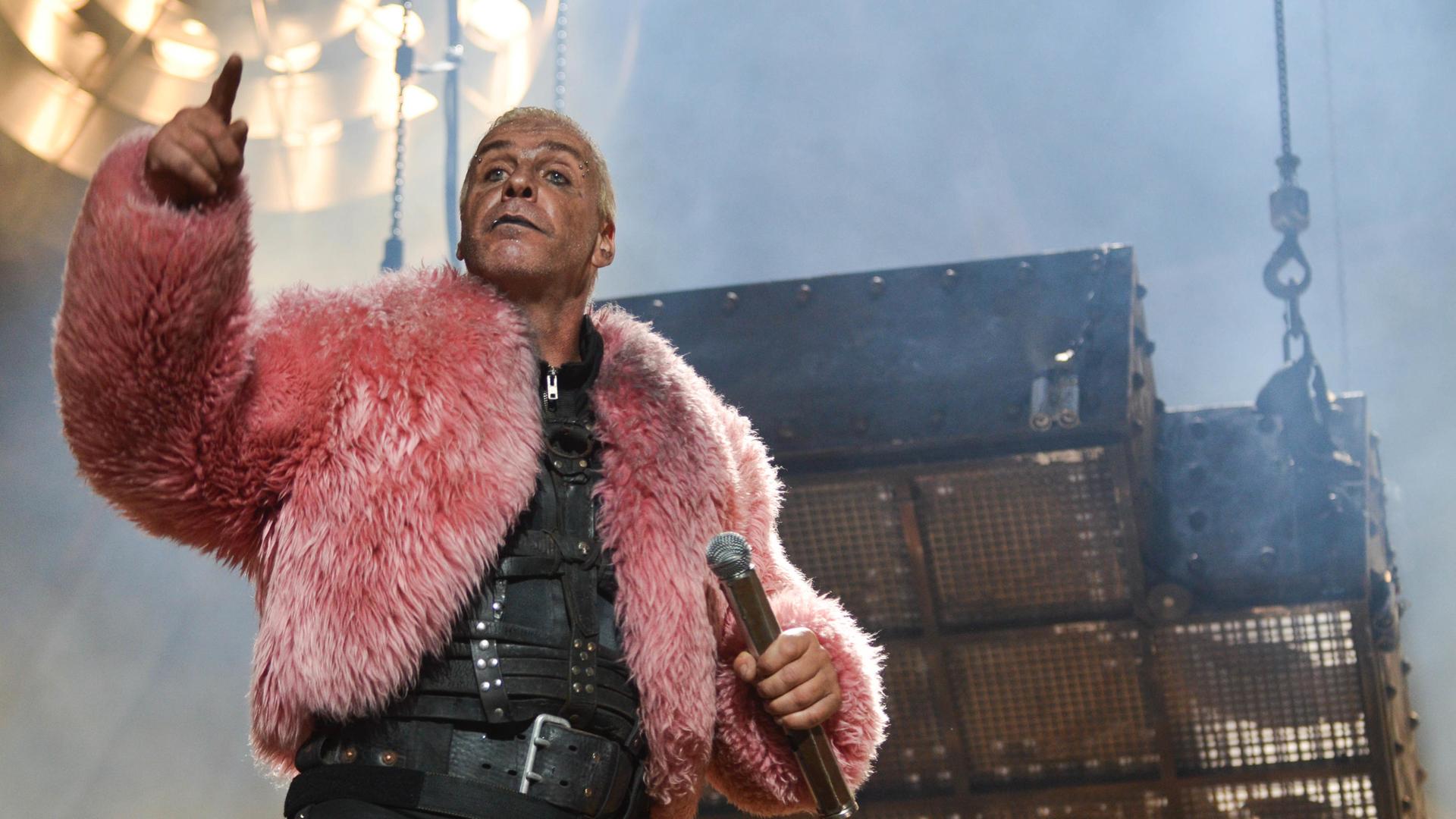 Wacken, 1. August 2013 – Rammstein (Till Lindemann, Richard Zven Kruspe, Paul H. Landers, Oliver Riedel, Christoph Schneider, Christian Lorenz) bei einem Konzert im Rahmen des Wacken Open Air 2013 Wacken, 1. August 2013 – Rammstein (Till Lindemann, Richard Zven Kruspe, Paul H. Landers, Oliver Riedel, Christoph Schneider, Christian Lorenz) bei einem Konzert im Rahmen des Wacken Open Air 2013