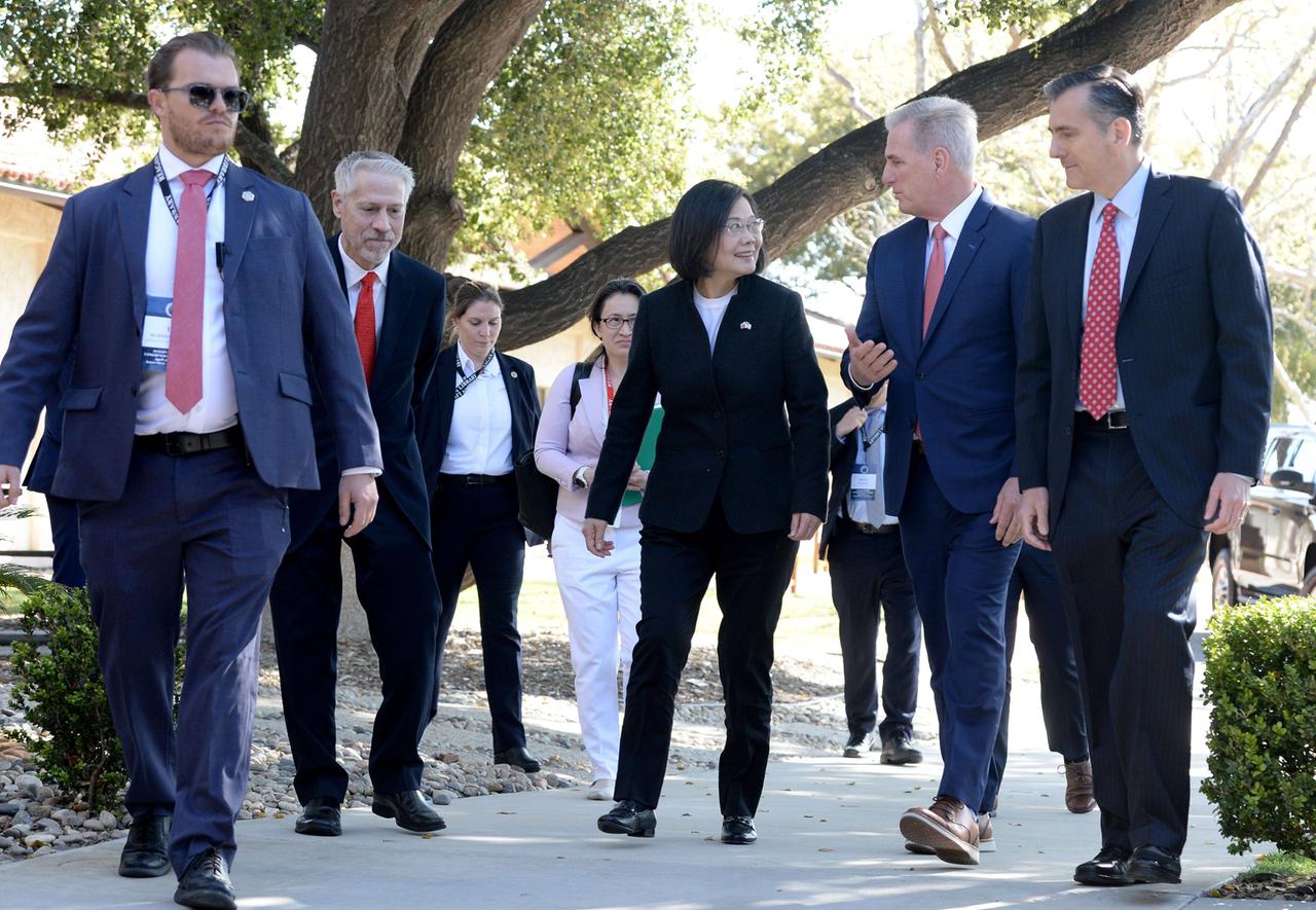 Taiwans Präsidentin Tsai Ing-wen und der republikanische Politiker Kevin McCarthy gehen einen Bürgersteig entlang. Taiwans Präsidentin Tsai Ing-wen und der republikanische Politiker Kevin McCarthy gehen einen Bürgersteig entlang.