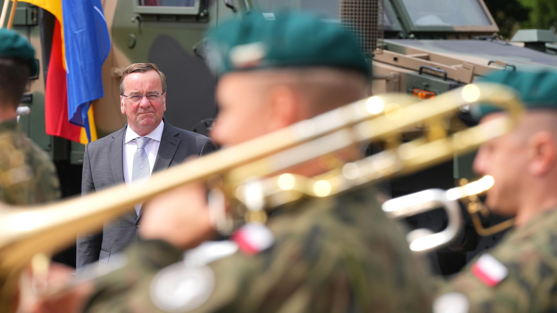 Polen, Zamosc: Verteidigungsminister Boris Pistorius (SPD) wird vom polnischen Verteidigungsminister mit militärischen Ehren empfangen. Polen, Zamosc: Verteidigungsminister Boris Pistorius (SPD) wird vom polnischen Verteidigungsminister mit militärischen Ehren empfangen.