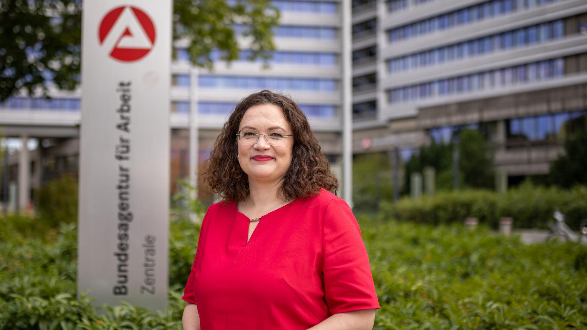 Nürnberg: Andrea Nahles, Vorsitzende der Bundesagentur für Arbeit (BA), steht nach einem Vorstellungsgespräch vor der BA-Zentrale. Nürnberg: Andrea Nahles, Vorsitzende der Bundesagentur für Arbeit (BA), steht nach einem Vorstellungsgespräch vor der BA-Zentrale.