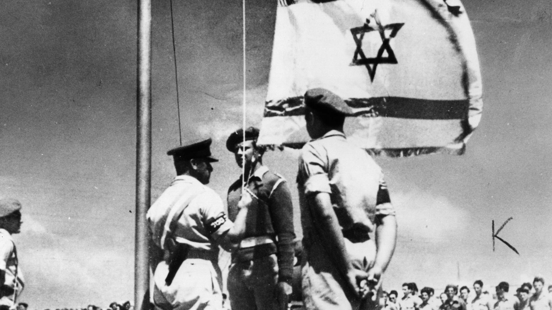 Historische Schwarz-weiß-Aufnahme zeigt das zeremonielle Aufziehen der israelische Flagge am 14. Mai 1948 zur Gründung des Staates Israel. Historische Schwarz-weiß-Aufnahme zeigt das zeremonielle Aufziehen der israelische Flagge am 14. Mai 1948 zur Gründung des Staates Israel.