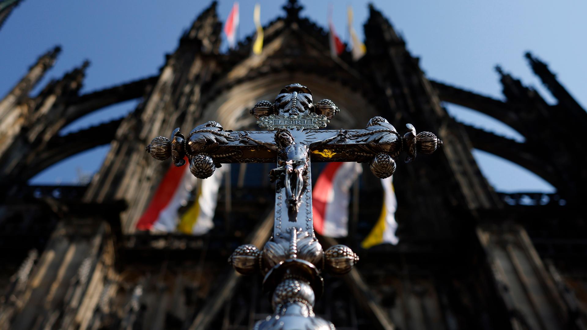 Kruzifix mit der Inschrift INRI vor dem Kölner Dom. Kruzifix mit der Inschrift INRI vor dem Kölner Dom.