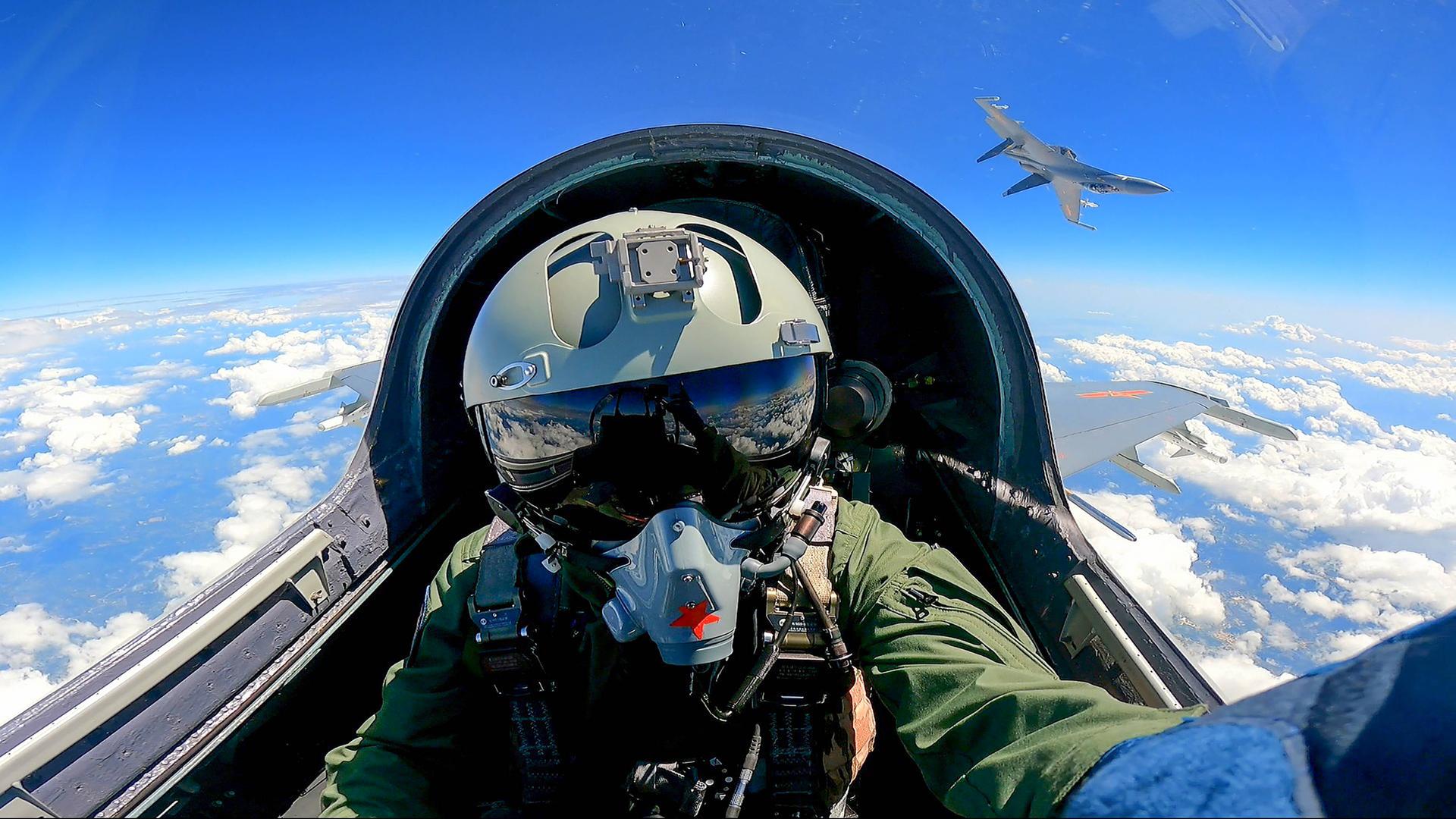 Eine Person fliegt ein chinesisches Militärflugzeug. Eine Person fliegt ein chinesisches Militärflugzeug.