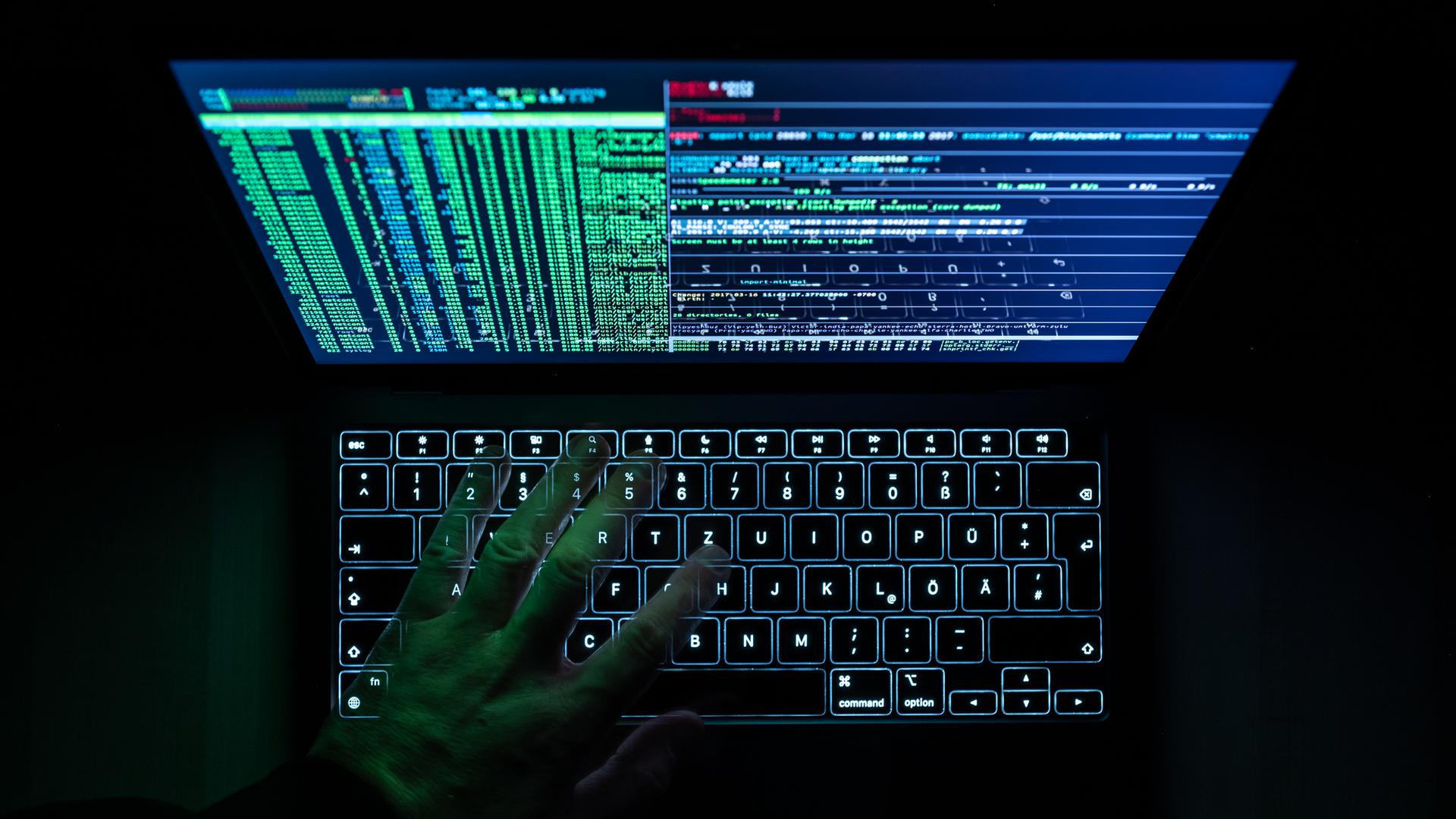 Auf einem Laptop ist eine Hacking-Software geöffnet. Auf einem Laptop ist eine Hacking-Software geöffnet.