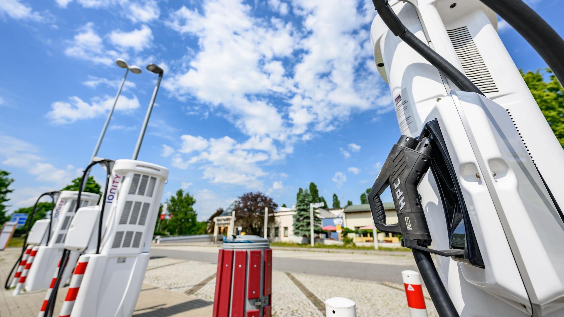 Ladestationen für Elektroautos befinden sich an der Autobahnraststätte "Dresdner Tor". Auf einigen Autobahnraststätten gibt es noch immer keine Schnellladestationen. Ladestationen für Elektroautos befinden sich an der Autobahnraststätte "Dresdner Tor". Auf einigen Autobahnraststätten gibt es noch immer keine Schnellladestationen.