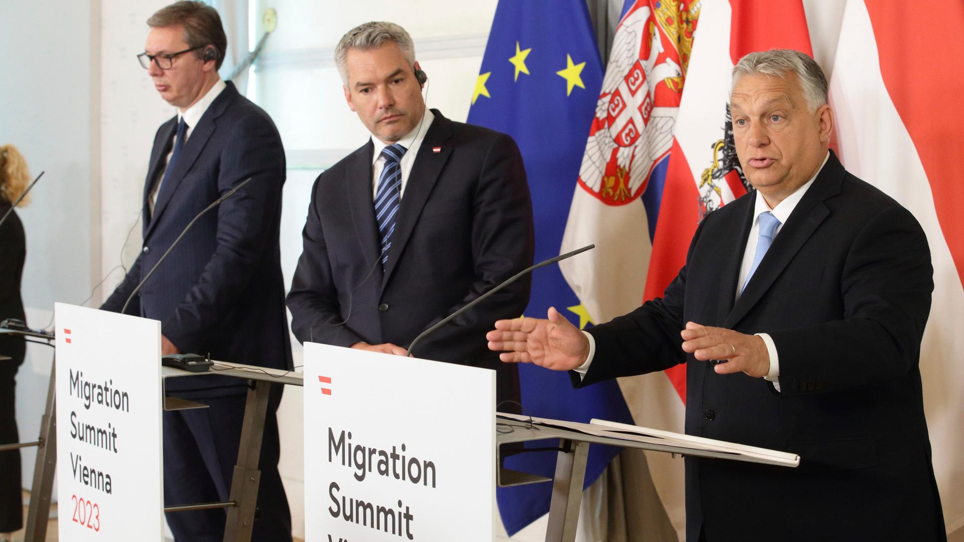 Aleksandar Vucic, Präsident Serbiens, Karl Nehammer, Bundeskanzler Österreichs, und Viktor Orban, Ministerpräsident Ungarns, stehen Seite an Seite an Rednerpulten. Aleksandar Vucic, Präsident Serbiens, Karl Nehammer, Bundeskanzler Österreichs, und Viktor Orban, Ministerpräsident Ungarns, stehen Seite an Seite an Rednerpulten.