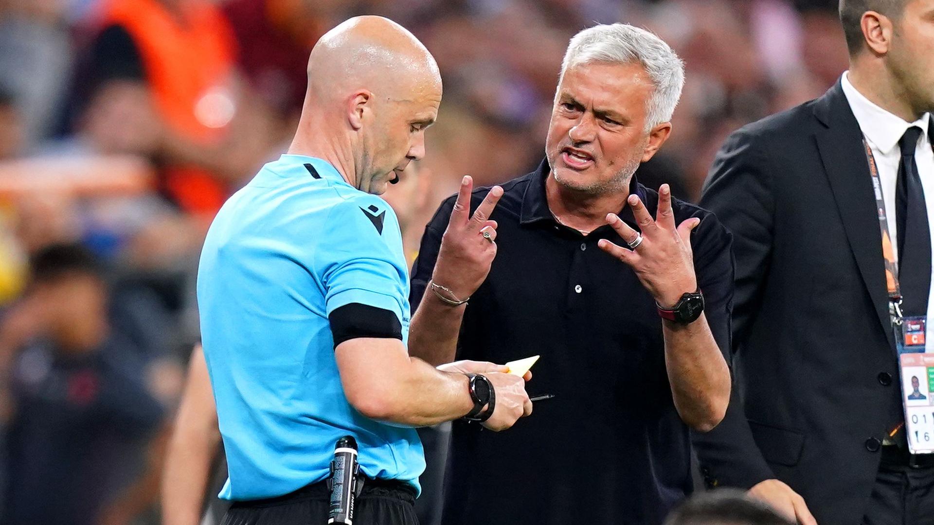 Budapest: Fußball, Europa League, K.-o.-Runde, Finale, Sevilla FC - AS Roma, Puskas Arena: Jose Mourinho (r), Trainer des AS Roma, spricht während des Spiels mit Schiedsrichter Anthony Taylor. Budapest: Fußball, Europa League, K.-o.-Runde, Finale, Sevilla FC - AS Roma, Puskas Arena: Jose Mourinho (r), Trainer des AS Roma, spricht während des Spiels mit Schiedsrichter Anthony Taylor.