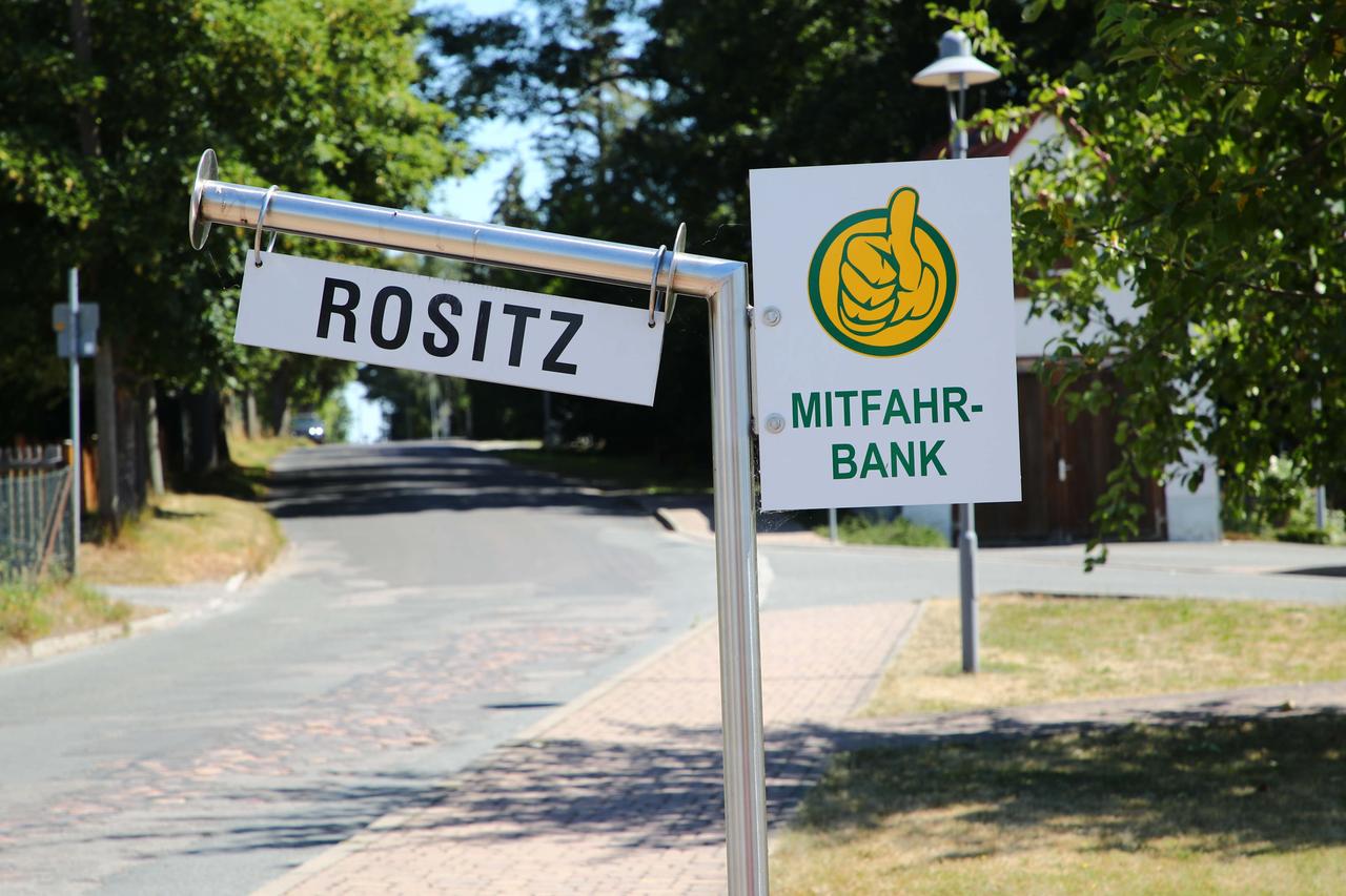 Eine rote Aufsitzbank steht im Zentrum der Gemeinde Oberlödla im Altenburger Land. Eine rote Aufsitzbank steht im Zentrum der Gemeinde Oberlödla im Altenburger Land.