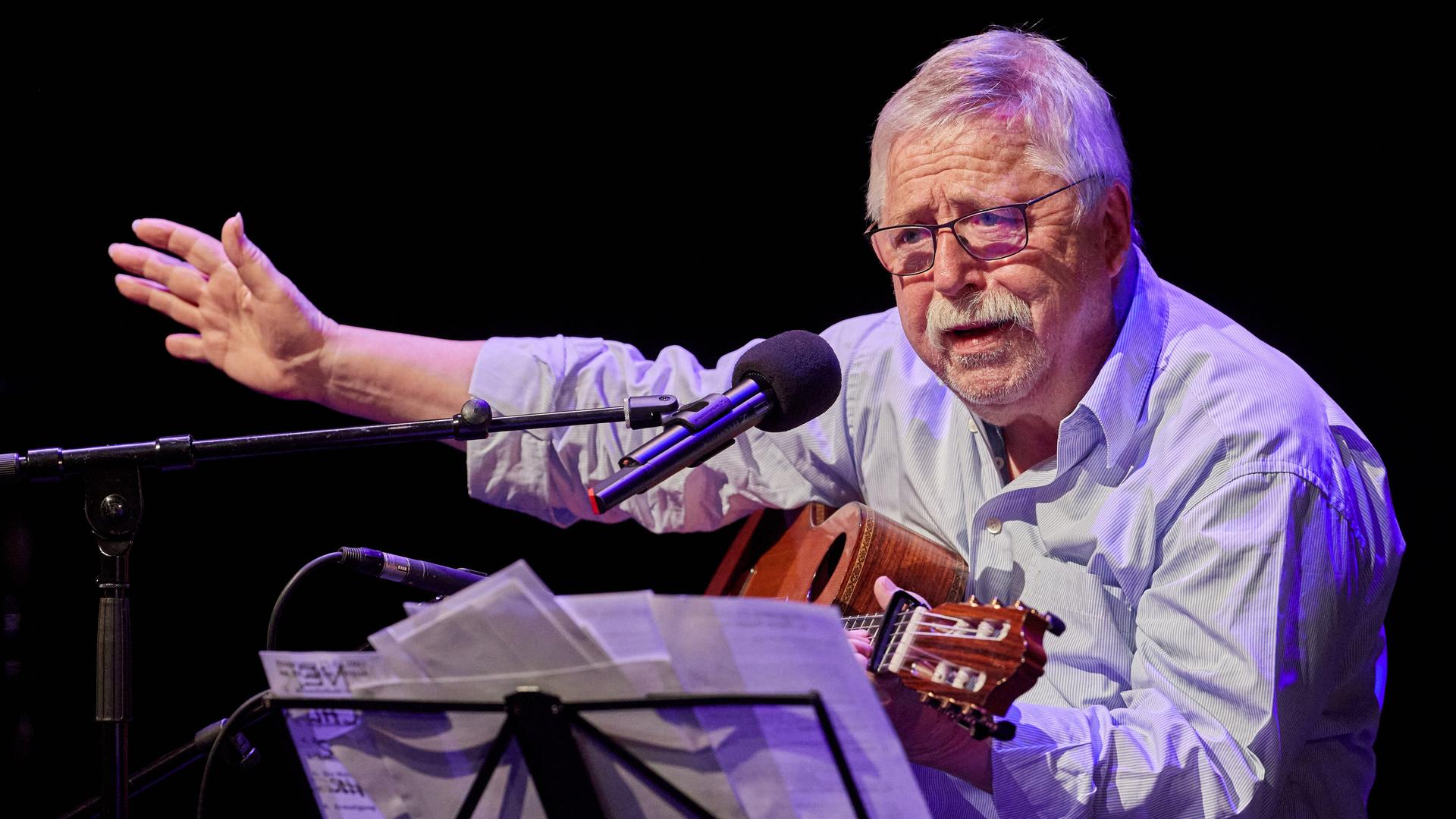 Wolf Biermann, Musiker, spricht während einer musikalischen Geburtstagsfeier zu seinem 85. Geburtstag auf der Bühne im Thalia Theater. Wolf Biermann, Musiker, spricht während einer musikalischen Geburtstagsfeier zu seinem 85. Geburtstag auf der Bühne im Thalia Theater.