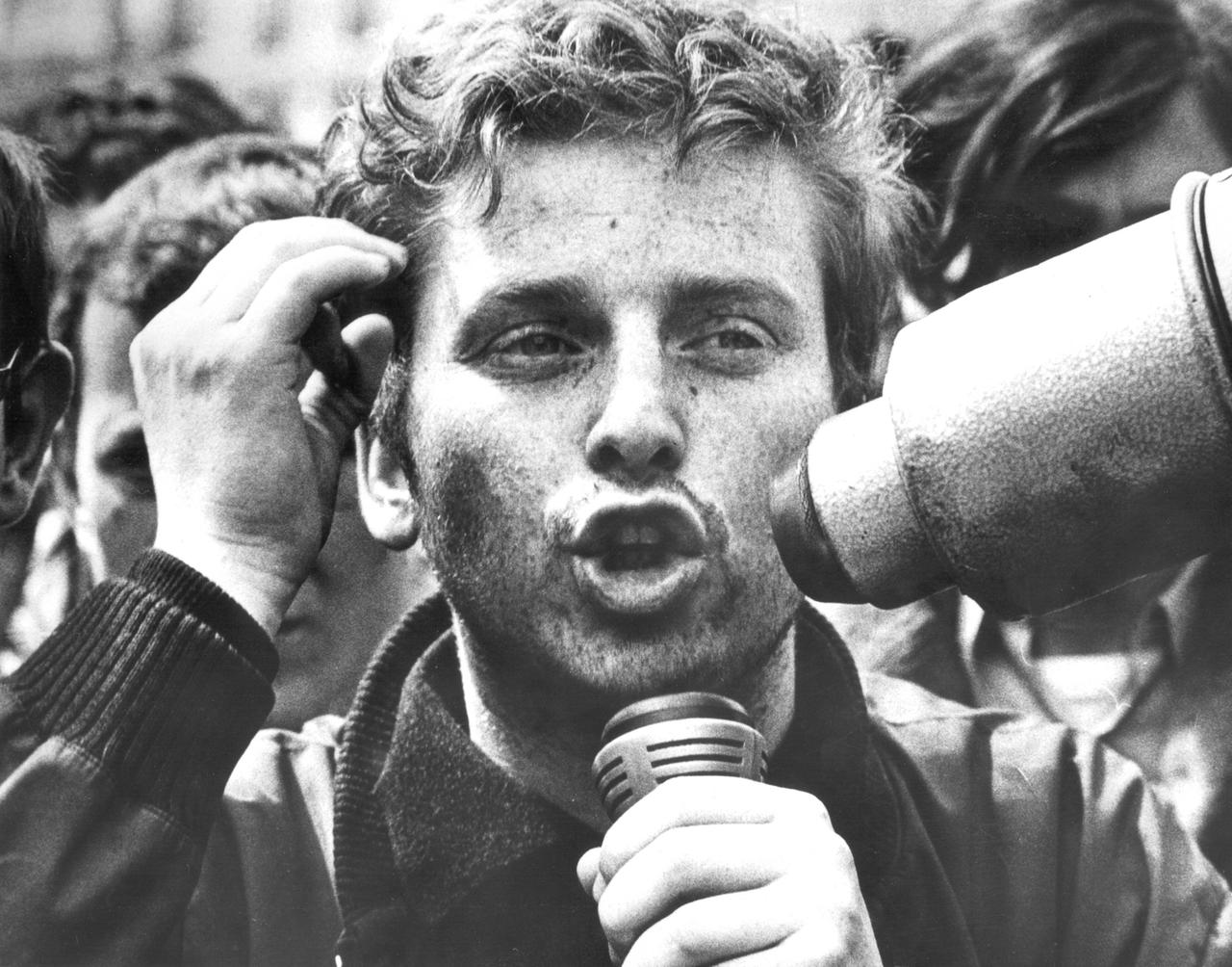 Daniel Cohn-Bendit als Studentenführer bei den Studentenunruhen 1968 in Paris Daniel Cohn-Bendit als Studentenführer bei den Studentenunruhen 1968 in Paris