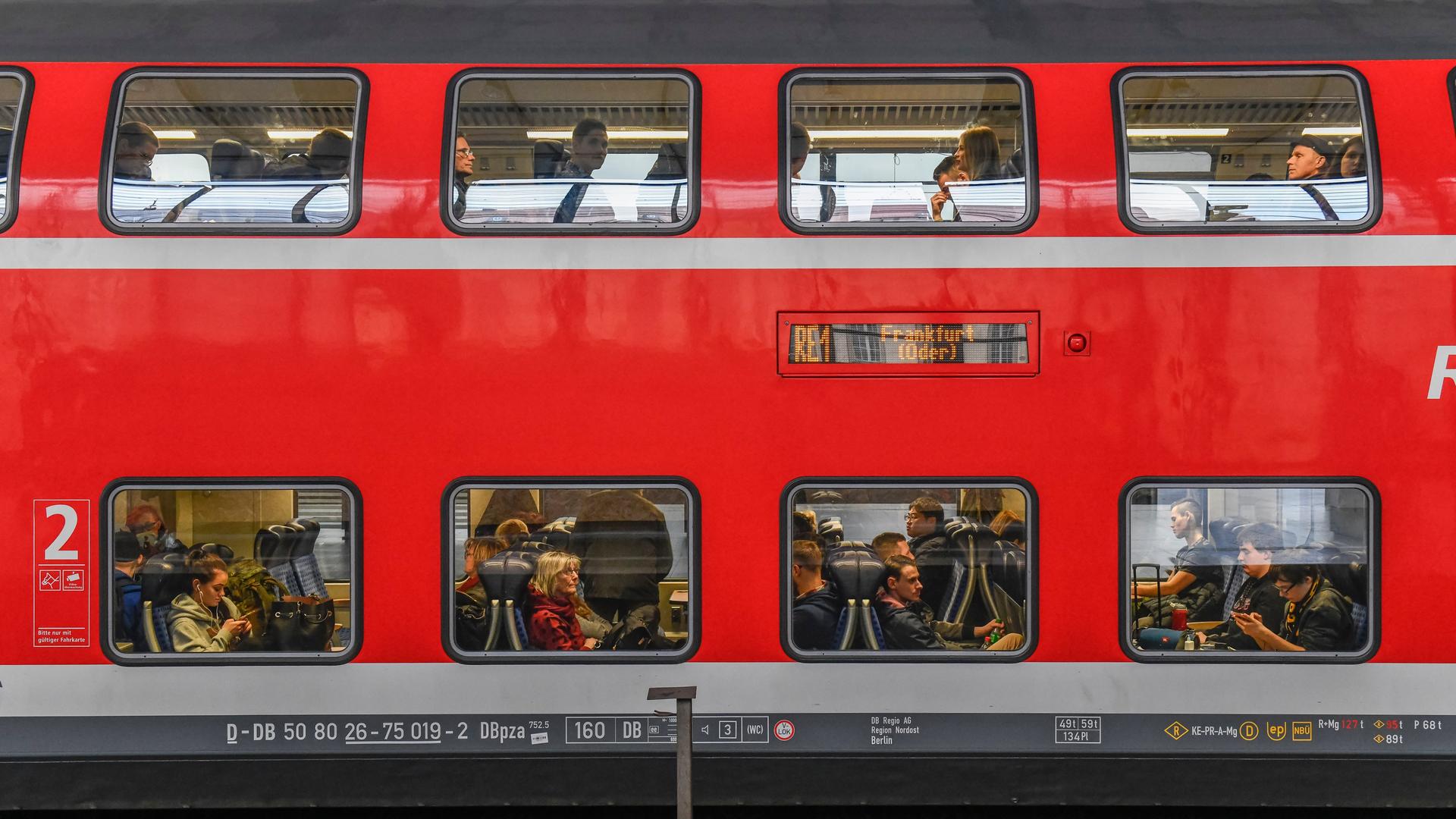 Wagen des Regionalexpress RE 1 nach Frankfurt Oder. Hinter den Fenstern sind die Passagiere zu sehen. Wagen des Regionalexpress RE 1 nach Frankfurt Oder. Hinter den Fenstern sind die Passagiere zu sehen.