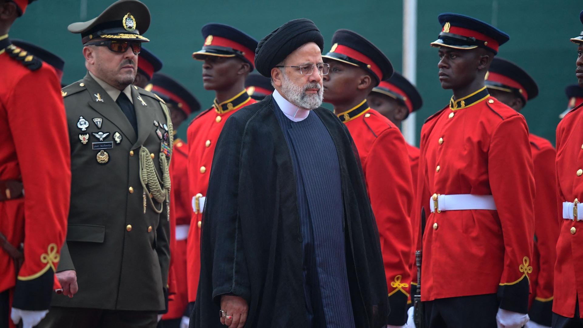 Kenia, Nairobi: Der iranische Präsident Ebrahim Raisi wird mit militärischen Ehren empfangen. Kenia, Nairobi: Der iranische Präsident Ebrahim Raisi wird mit militärischen Ehren empfangen.