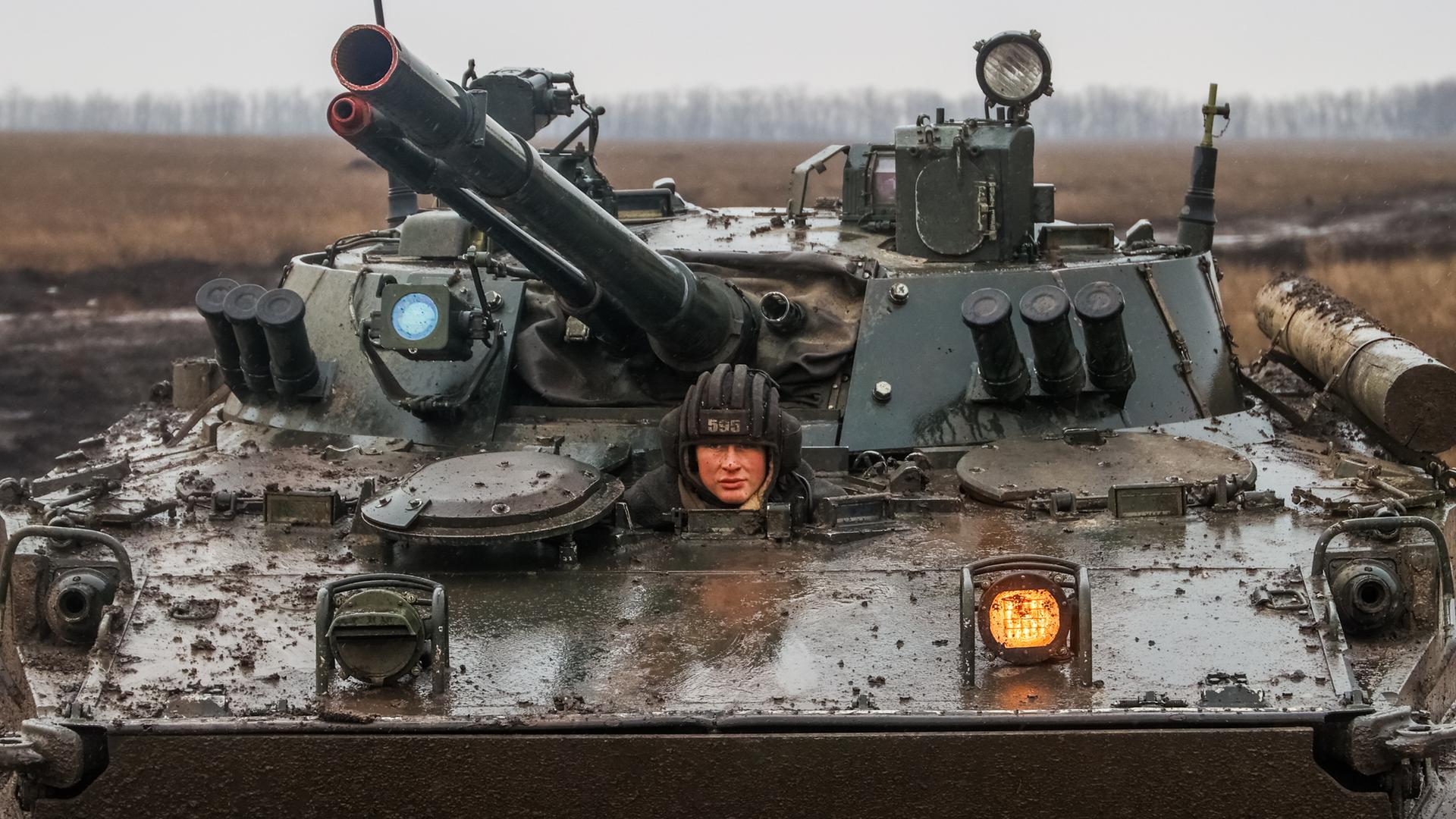 Ein russischer Panzer mit einem Soldaten, der herausschaut. 