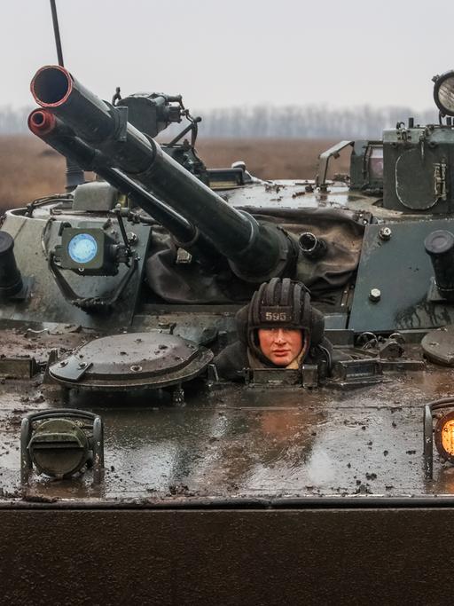 Ein russischer Panzer mit einem Soldaten, der herausschaut. 