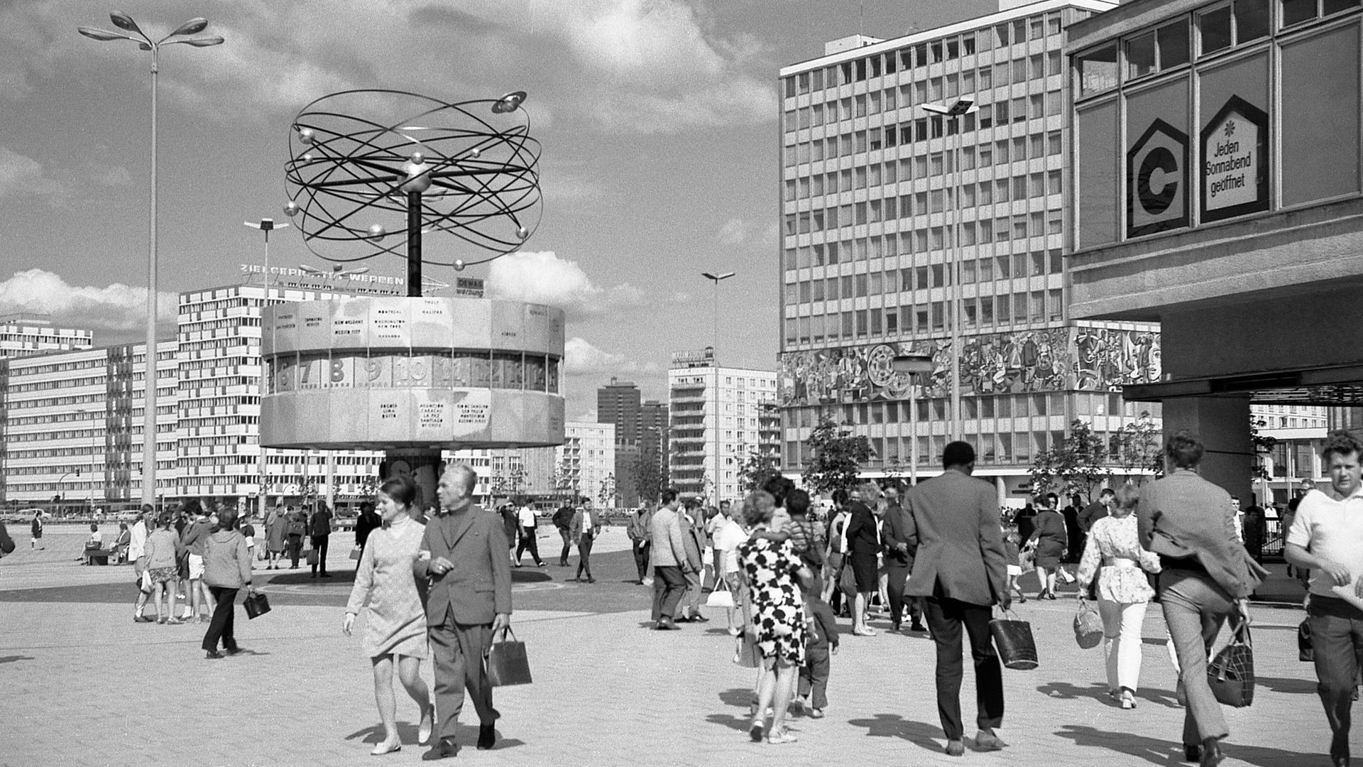 Historische Schwarzweiß-Aufnahme vom Alexanderplatz mit der Weltzeituhr kurz nach der Aufstellung 1969. Die Uhrenanlage mit einer symbolischen Weltdarstellung im Berliner Ortsteil Mitte enthält auf ihrer metallenen Rotunde die Namen von 148 Städten. Historische Schwarzweiß-Aufnahme vom Alexanderplatz mit der Weltzeituhr kurz nach der Aufstellung 1969. Die Uhrenanlage mit einer symbolischen Weltdarstellung im Berliner Ortsteil Mitte enthält auf ihrer metallenen Rotunde die Namen von 148 Städten.