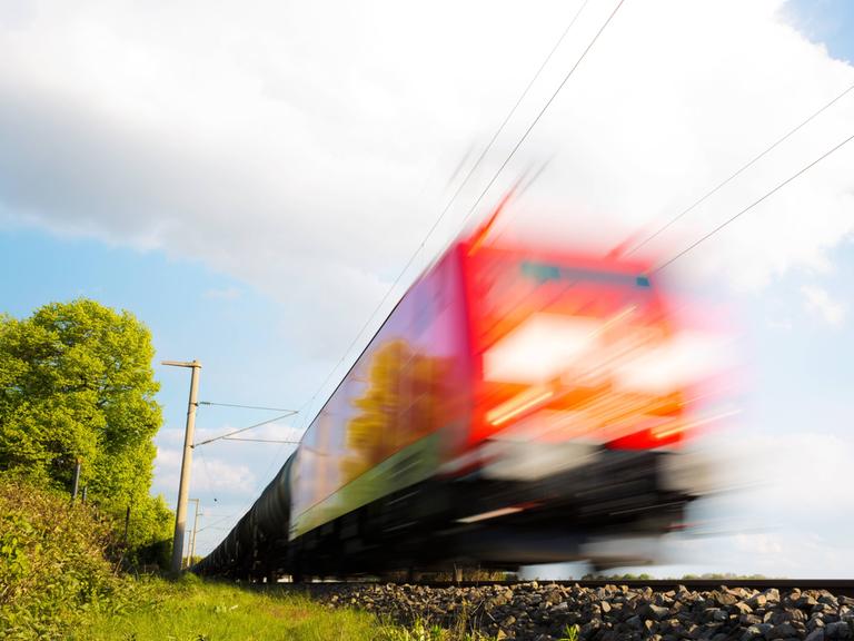 schneller Zug auf Bahnstrecke Bewegungsunschärfe 