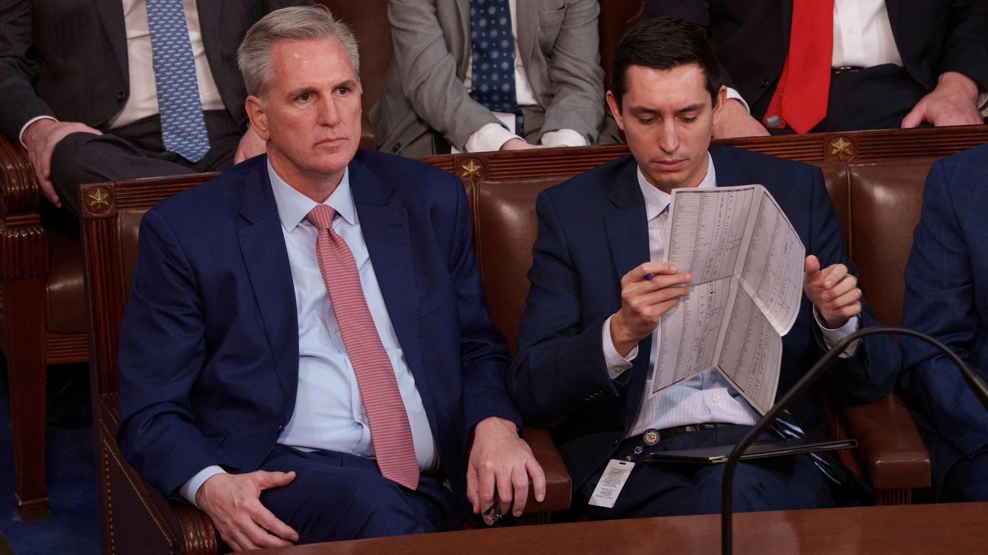 Kevin McCarthy sitzt im US-Repräsentantenhaus neben einem anderen Abgeordneten der Republikaner.