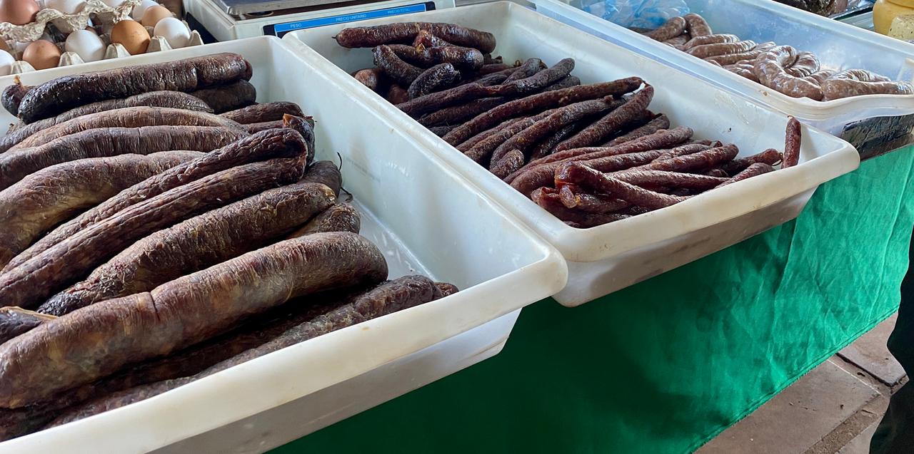 Deutsche Wurst auf dem Wochenmarkt in Hohenau. Deutsche Wurst auf dem Wochenmarkt in Hohenau.