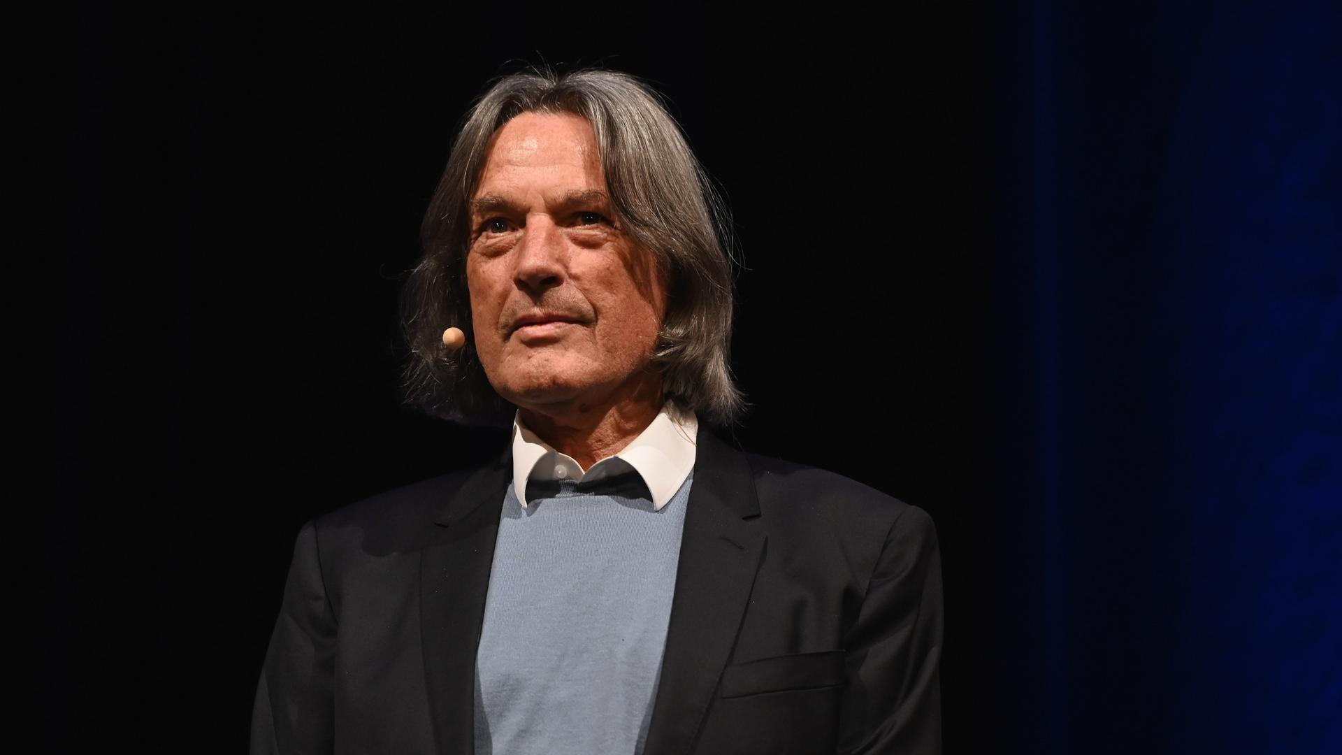Der Arzt Dr. Hans-Wilhelm Müller-Wohlfahrt liest und redet auf der Lit.Cologne, dem internationalen Literaturfestival Der Arzt Dr. Hans-Wilhelm Müller-Wohlfahrt liest und redet auf der Lit.Cologne, dem internationalen Literaturfestival