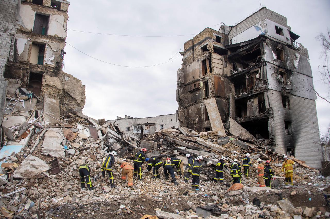 Freiwillige suchen nach Überlebenden in den zerbombten Häusern. Freiwillige suchen nach Überlebenden in den zerbombten Häusern.