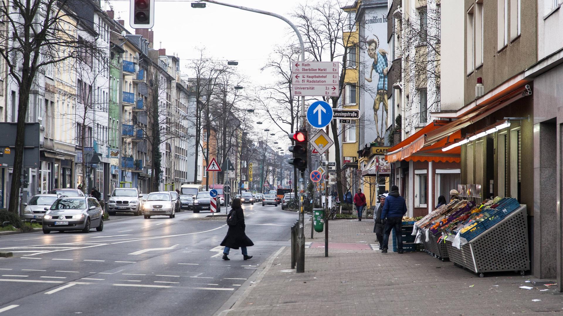 Rechtsextremismus - Rassistische Botschaft auf Straßenschild mit arabischer Schrift in Düsseldorf