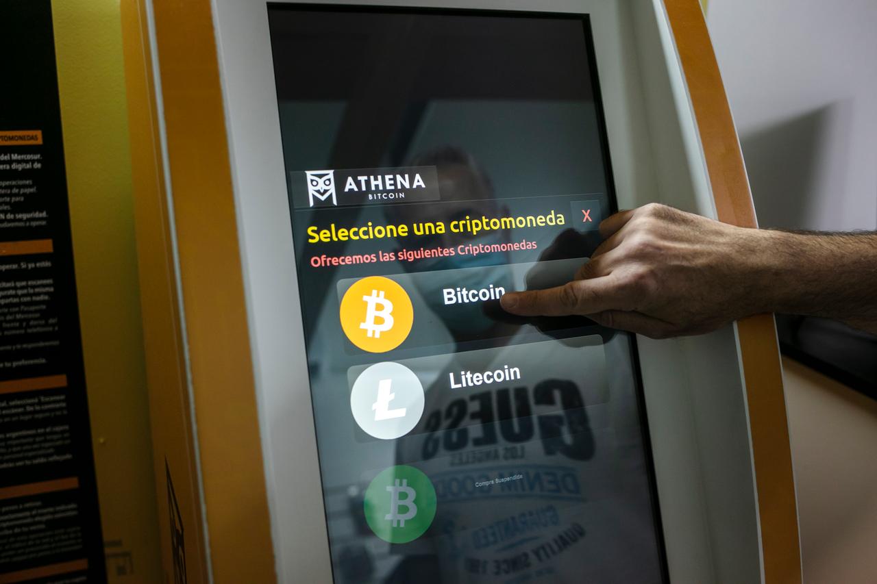 Ein Bitcoin-Geldautomat (ATM) in einem Kryptowährungstauschgeschäft am 17. März 2022 in Buenos Aires, Argentinien. Ein Bitcoin-Geldautomat (ATM) in einem Kryptowährungstauschgeschäft am 17. März 2022 in Buenos Aires, Argentinien.