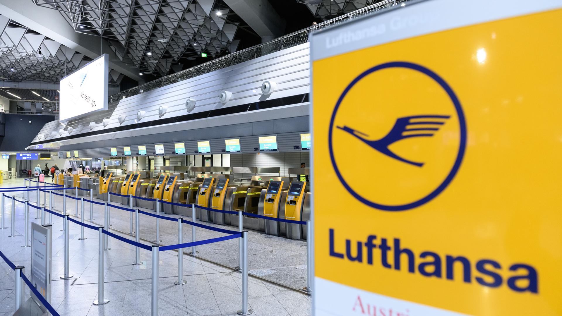 Leere Check-in Schalter der Fluggesellschaft Lufthansa im Terminal 1 des Flughafens Frankfurt am Main.