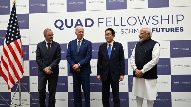 US-Präsident Joe Biden, Japans Premierminister Fumio Kishida, Indiens Premierminister Narendra Modi und Australiens Premierminister Anthony Albanese stehen auf einem Podium. Links von ihnen ist die US-Flagge zu sehen.
