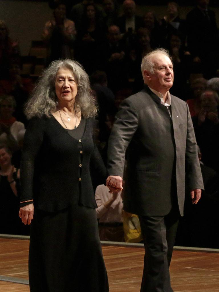 Martha Argerich und Daniel Barenboim nehmen Hand in Hand den Beifall des Publikums entgegen.