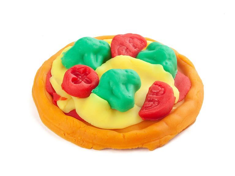 Eine aus Knete modellierte Pizza vor weißem Hintergrund mit Käse, Tomaten und Basilikum.