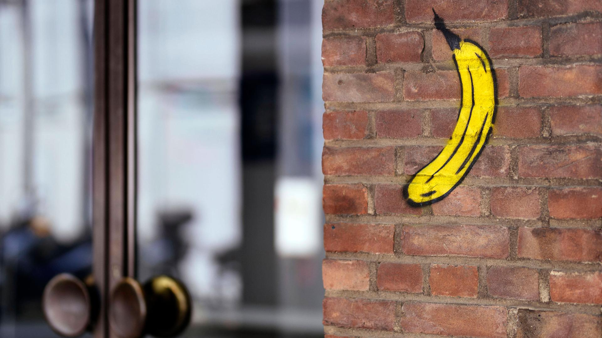 Spraybanane des Bananenkünstlers Thomas Baumgärtel am Eingang des Museum für Angewandte Kunst in Köln. Spraybanane des Bananenkünstlers Thomas Baumgärtel am Eingang des Museum für Angewandte Kunst in Köln.