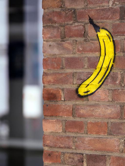 Spraybanane des Bananenkünstlers Thomas Baumgärtel am Eingang des Museum für Angewandte Kunst in Köln.