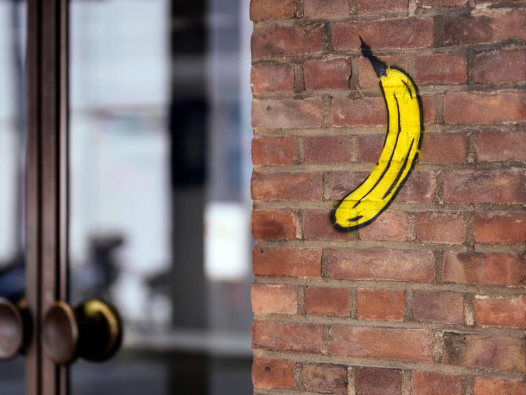 Spraybanane des Bananenkünstlers Thomas Baumgärtel am Eingang des Museum für Angewandte Kunst in Köln.