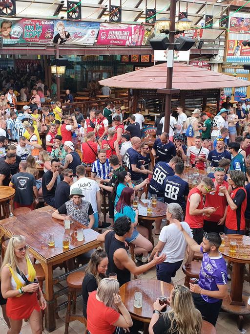 Das Partyvolk vergnügt sich im "Bierkönig" auf Mallorca - zum Vergnügen gehören auch die großen Ballermann-Hits wie "Layla".