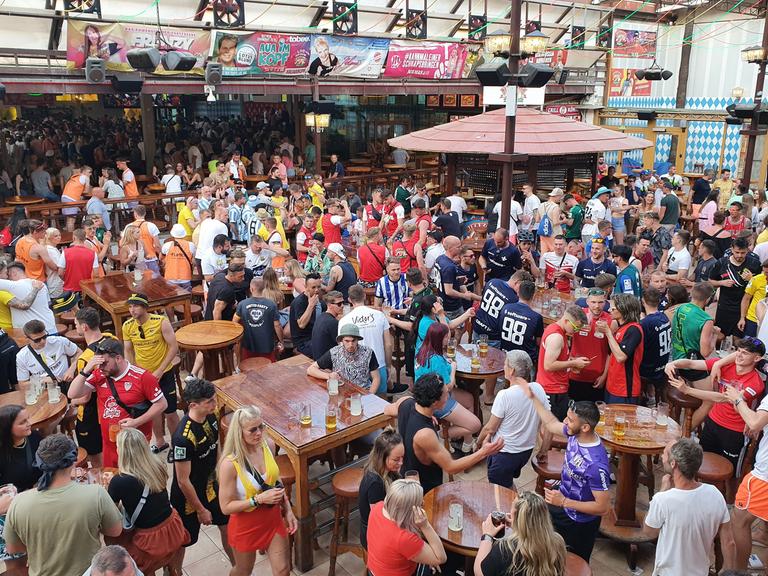 Das Partyvolk vergnügt sich im "Bierkönig" auf Mallorca - zum Vergnügen gehören auch die großen Ballermann-Hits wie "Layla".