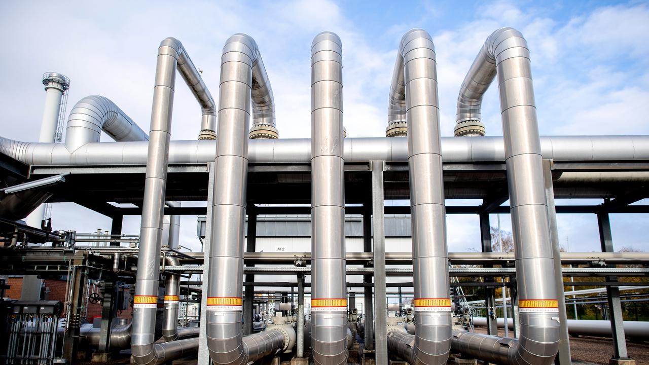Zahlreiche Rohre verlaufen an einer technischen Anlage zur Verdichtung von Erdgas auf dem Gelände des Erdgasspeichers Rehden der astora GmbH. Bei der Speicheranlage handelt es sich um den größten Erdgasspeicher in Westeuropa.