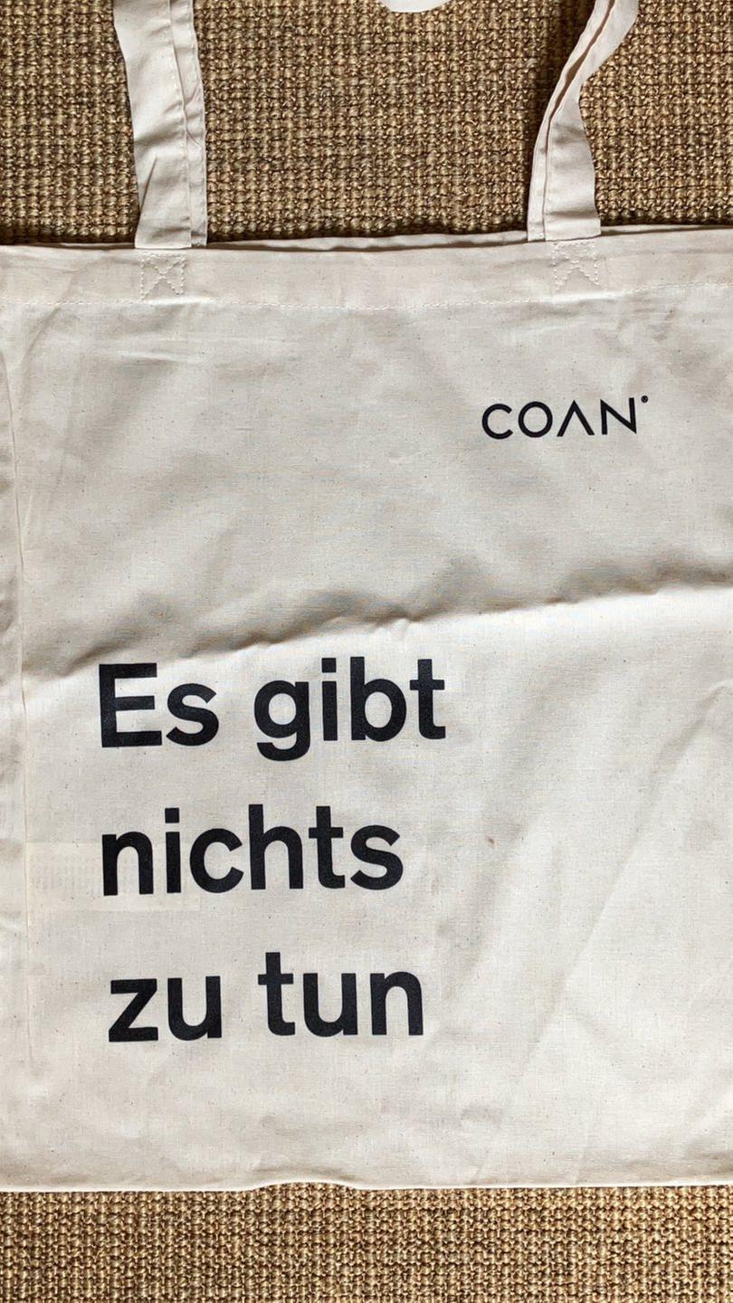 Ein Jutebeutel der Unternehmensberatung Coan, mit der Aufschrift: "Es gibt nichts zu tun".