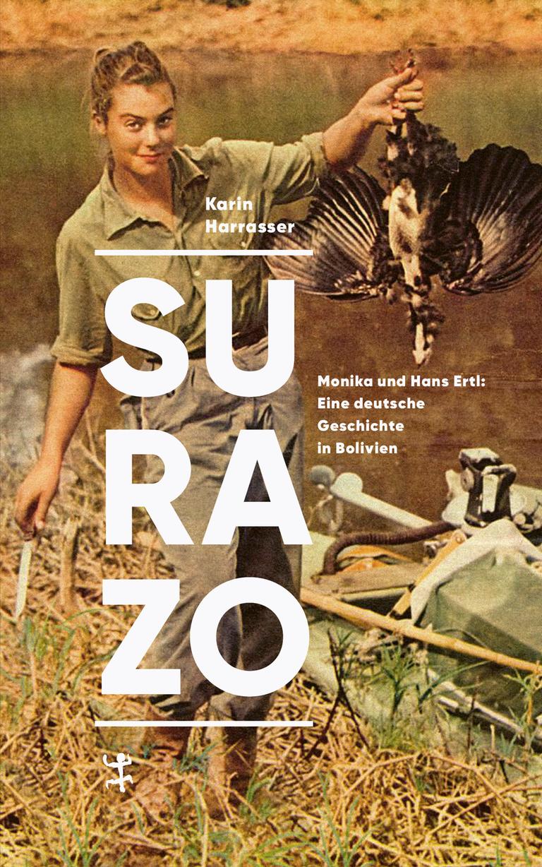 Das Cover des Buches von Karin Harrasser: "Surazo. Monika und Hans Ertl: Eine deutsche Geschichte in Bolivien". Das Foto zeigt eine Frau in Khaki-Anzig, die in der linken Hand einen Vogel mit dem Kopf nach unten hält und in der rechten Hand ein Messer hat. (Bildreche Buchcover: Matthes & Seitz)