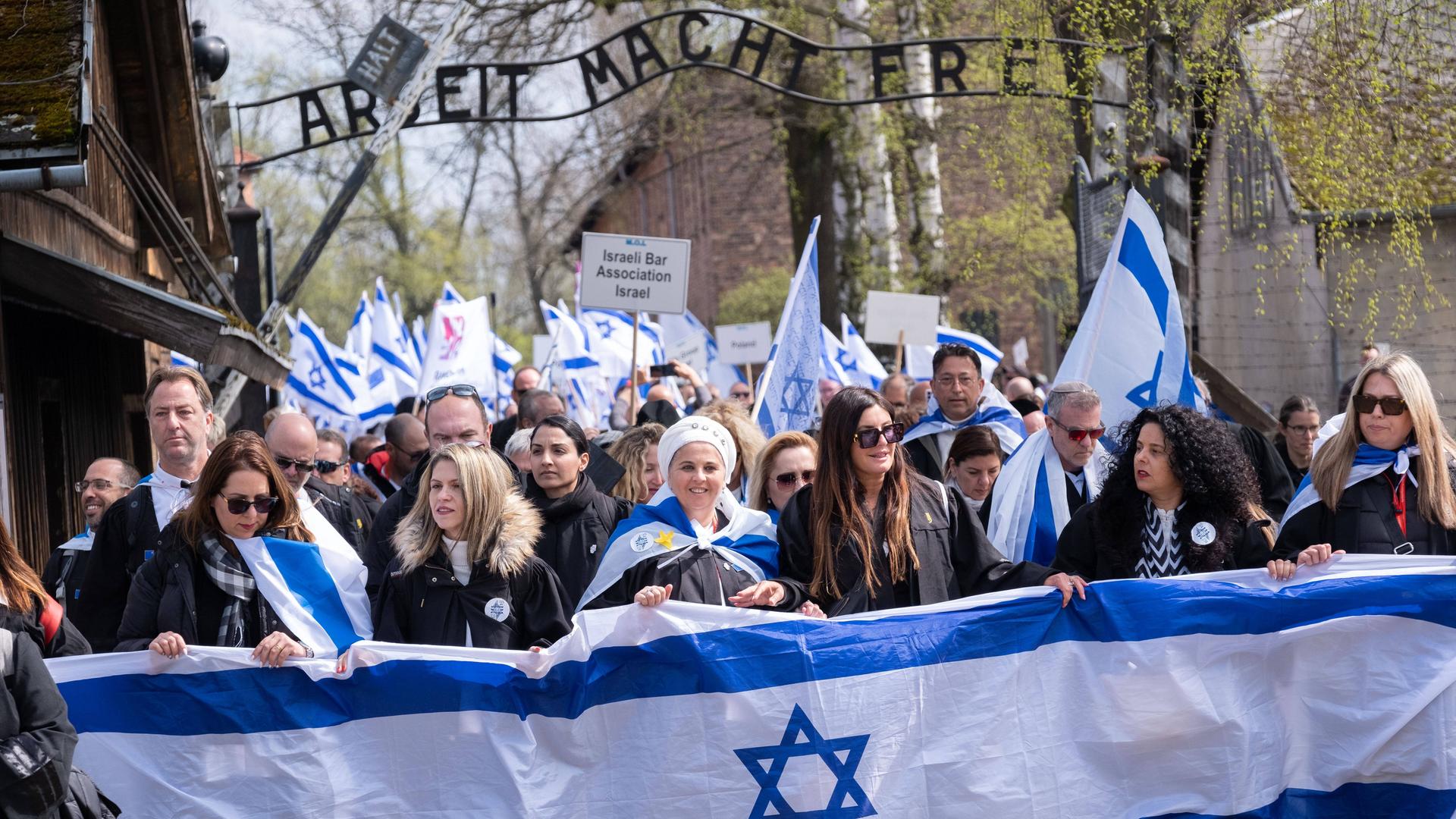 "Marsch Der Lebenden" In Auschwitz - Zehntausend Menschen Gedenken Der ...