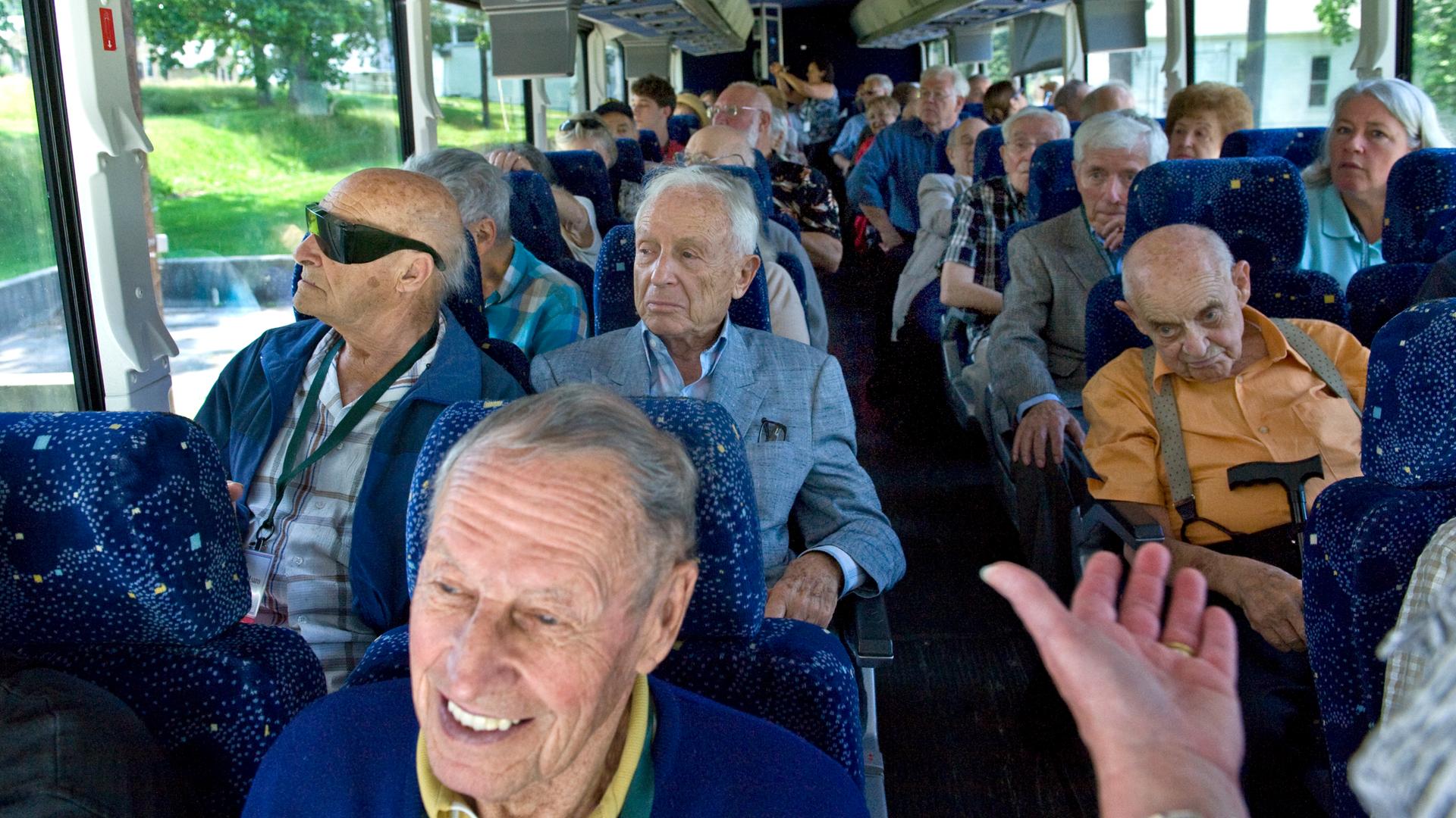 Die Ritchie Boys sowie Familienmitglieder und Freunde machen 2012 eine Bustour über das ehemalige Gelände. Die Veteranen des Zweiten Weltkriegs besuchen Camp Ritchie, ihr ehemaliges Ausbildungszentrum für den militärischen Geheimdienst. Die Ritchie Boys sowie Familienmitglieder und Freunde machen 2012 eine Bustour über das ehemalige Gelände. Die Veteranen des Zweiten Weltkriegs besuchen Camp Ritchie, ihr ehemaliges Ausbildungszentrum für den militärischen Geheimdienst.